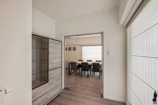 <p><strong>Instapklare open bebouwing met inpandige garage en zonnige tuin op 692 m².</strong></p>
<p><strong>BEKIJK ZEKER ONZE (VIRTUELE) GRONDPLANNEN EN ATTESTEN VOOR DE INDELING EN EXTRA INFORMATIE.</strong></p>
<p>Bent u op zoek naar een instapklare woning waar ruimte, comfort en een rustige ligging centraal staan? Dan is deze prachtige open bebouwing ongetwijfeld een bezoek waard. De woning werd grondig gerenoveerd in 2017 en 2021-2022 en combineert een verzorgde, hedendaagse afwerking met een praktische indeling en veel natuurlijke lichtinval. Met een bewoonbare oppervlakte van 207 m² op een perceel van 692 m², een slaapkamer en badkamer op het gelijkvloers, een inpandige garage en een volledig omheinde, zuidoostgerichte tuin met vrij uitzicht op het omliggende groen, is dit de ideale woning voor gezinnen én voor wie levenslang comfortabel wil wonen.</p>
<p><strong>ALGEMENE KENMERKEN:</strong></p>
<ul>
<li>Instapklare open bebouwing</li>
<li>Bewoonbare oppervlakte van 207 m²</li>
<li>Perceeloppervlakte van 692 m²</li>
<li>Grondig gerenoveerd: eerste verdieping in 2017 en gelijkvloers in 2021-2022</li>
<li>2 slaapkamers en 2 badkamers</li>
<li>Slaapkamer en badkamer op het gelijkvloers</li>
<li>Ruime master bedroom met aansluitende dressing</li>
<li>Volledig uitgeruste keuken</li>
<li>Lichtrijke bureauruimte met elektrische zonnescreen</li>
<li>Volledig omheinde, zuidoostgerichte tuin met vrij uitzicht op het omliggende groen</li>
<li>Inpandige garage en ruime oprit</li>
<li>Rustige ligging nabij winkels, scholen, openbaar vervoer en het centrum van Willebroek</li>
<li>Vlotte verbinding via de A12 en E19 richting Antwerpen, Mechelen en Brussel</li>
</ul>
<p><strong>TECHNISCHE KENMERKEN:</strong></p>
<ul>
<li>EPC-label C – 288 kWh/(m²/jaar)</li>
<li>Elektrische installatie conform AREI</li>
<li>Dubbele en driedubbele beglazing</li>
<li>Centrale verwarming op aardgas</li>
<li>3-fasige elektriciteitsaansluiting</li>
<li>Regenwaterput van 5.000 liter</li>
<li>Volledig onderkelderd met kruipruimte</li>
<li>Het beschikbare asbestattest vermeldt dat de woning niet-asbestveilig is</li>
</ul>
<p><strong>INDELING:</strong></p>
<p><u>Gelijkvloers</u></p>
<ul>
<li>Inkomhal</li>
<li>Ruime en lichtrijke leefruimte</li>
<li>Volledig uitgeruste keuken</li>
<li>Bureauruimte met elektrische zonnescreen</li>
<li>Slaapkamer</li>
<li>Badkamer</li>
<li>Inpandige garage</li>
<li>Toegang tot de volledig omheinde, zuidoostgerichte tuin</li>
</ul>
<p><u>Eerste verdieping</u></p>
<ul>
<li>Nachthal</li>
<li>Ruime master bedroom met aansluitende dressing</li>
<li>Badkamer met ligbad, inloopdouche, toilet en lavabo</li>
</ul>
<p><u>Zolder</u></p>
<ul>
<li>Meerdere praktische zolderruimtes, ideaal als extra bergruimte</li>
</ul>
<p><u>Kelder</u></p>
<ul>
<li>Kruipruimte onder de volledige woning</li>
</ul>