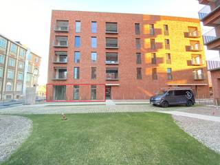 Ben je op zoek naar een nieuw thuis in het levendige centrum van Leuven? Dit moderne appartement biedt de ideale combinatie van rust en het levendige stadsleven en is daarenboven onmiddellijk beschikbaar!<br /><br />Gelegen in de nieuwe, duurzame woonwijk 'Hertogensite', biedt deze locatie een trendy woonomgeving en fungeert als een ideale uitvalsbasis, zowel voor het stadscentrum als voor de snelwegtoegang.<br /><br />Het gelijkvloerse appartement omvat een ruime woonkamer met veel natuurlijk licht, een volledig uitgeruste keuken, een overdekt terras, één ruime slaapkamer met aangrenzende badkamer, een technische berging en een apart toilet. De hoge plafonds vallen meteen op en dragen bij aan een gevoel van ruimtelijkheid in het appartement.<br /><br />Het appartement is volledig geschilderd en voorzien van moderne lichtarmaturen en passende gordijnen.<br /><br />Gebouwd in 2023 met kwalitatieve materialen, beschikt het appartement over een uitstekende EPC-score. De vloerverwarming, die per ruimte afzonderlijk kan worden geregeld, biedt niet alleen verwarming, maar kan ook de vloer passief koelen in de zomer. De vloerverwarming wordt aangestuurd door een centrale warmtepomp die de verwarming verdeelt over meerdere gebouwen. Het ventilatiesysteem heeft innovatieve kenmerken, waaronder warmteterugwinning en uiterst nauwkeurige sensoren.<br />Kortom, een duurzaam, energiezuinig en uiterst comfortabel appartement!<br />Het appartement is onmiddellijk beschikbaar vanaf 01/07/26 voor een periode van minimum 3 jaar.<br />De huurprijs bedraagt €1155 per maand + €130 provisie voor; <strong>verwarming, </strong><strong>warm water </strong>en het verbruik en onderhoud van de gemeenschappelijke delen. Koud water en elektriciteit zijn individueel.<br /><br />Lijkt dit appartement echt iets voor jou? Wees er dan snel bij en maak zelf een afspraak via onze online agenda onder 'bezoekmoment kiezen. Of neem gerust contact met ons op voor verdere informatie of om een bezichtiging te regelen, via telefoon op 016 23 90 81 (elke weekdag bereikbaar tussen 10u en 13u). Dit is een geweldige kans die u niet wilt missen!