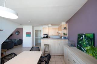 Appartement clé en main de type traversant situé au centre de la rue commerçante de Nieuport-bain, à proximité de la place Saint-Bernard, de la plage et de la mer.<br />Disposition: entrée, toilette d'invité, séjour spacieux avec cuisine ouverte, débarras séparé, salle de bain avec double lavabo et baignoire, 2 chambres à coucher et débarras au sous-sol inclus. L'appertement est situé au dernier étage de la résidence Gauguin, à noter que l'ascenseur ne va que jusqu'au 5ème étage et que le dernier étage est accessible uniquement par un escalier.<br />Il y a également un local à vélos commun.