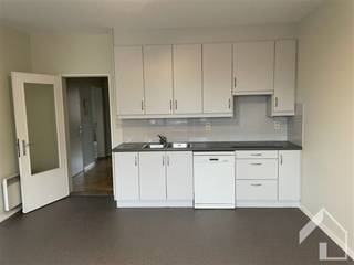 <p><span>Ready to move in 2 SLPK apartment on the second floor in the center of Zandhoven, consisting of: entrance hall with separate toilet; access to living room with kitchen equipped with electric stove, cooker hood and dishwasher; bathroom with bathtub, shower, washbasin and connection for washing machine; 2 spacious bedrooms! On the back ground floor you have the possibility to store a bicycle. Individual utility meters. Electricity heating. Available from 1/12/2025.</span></p>