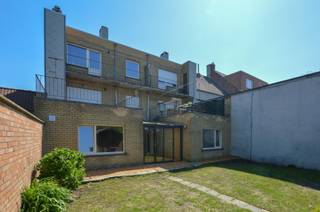 Bent u op zoek naar een solide vastgoedinvestering met een onmiddellijk rendement? Dan is deze opbrengsteigendom in het hart van Oudenburg beslist een buitenkans. Het gebouw, opgericht in 1983 op een perceel van 265 m², omvat vijf verhuurde appartementen en een garage met de gemeenschappelijke verwarmingsinstallatie. Dankzij de volledige verhuur geniet u vanaf de akte van een maandelijkse huuropbrengst van € 3.371,72.<br /><br />Het gebouw bestaat uit 5 appartementen met terras en tuin op het gelijkvloers en 1 of 2-slaapkamer appartementen. Tevens ruime garage aanwezig en zolder. Blanco keuringen elektriciteit! EPC's op kantoor aanwezig. <br /><br />Een uitstekende opportuniteit voor investeerders die op zoek zijn naar een goed onderhouden opbrengsteigendom met stabiele huurinkomsten en een sterke ligging.<br /><br />Contacteer ons vandaag nog voor meer informatie of een bezoek ter plaatse.