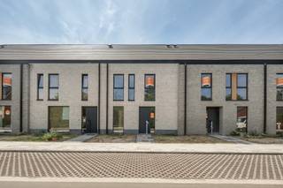 Energiezuinige woning met 3 slaapkamers, een berging, fietsenberging, carport en een tuin. <br />Op het gelijkvloers vind je de inkomhal met apart gastentoilet, leefruimte en keuken. Op de eerste verdieping vind je 3 slpk., een berging, aparte toilet en badkamer.<br /><br />Meer info? Contacteer ons via 03 808 27 82 of info@matexi.be. Surf naar matexi.be/broechem.