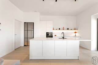 <p>ENERGIEZUINIG APPARTEMENT, afgewerkt met zeer kwalitatieve materialen. Kopen aan 6% btw mogelijk (mits voldoen aan de voorwaarden). Grote terrassen, hoge plafonds, luxe materialen, warmtepomp. Onmiddellijk instapklaar. Indeling: inkom met stalen deur, apart toilet, berging, luxe keuken, ruime gezellige lichtrijke leefruimte, geïnstalleerde badkamer, keuze uit 1 of 2 slaapkamers. Groot terras. Goedgelegen aan de kliniek van Waregem! Prijzen vermeld op de website zijn exclusief kosten. Meer informatie en/of bezoek na afspraak; Immo Beguin - info@immobeguin.be</p>