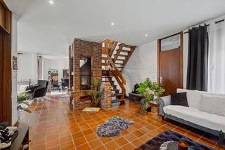 Deze open bebouwing in Eeklo combineert een ruime bewoonbare oppervlakte met een groot perceel van 1.113 m². De woning is instapklaar en beschikt over een conforme elektriciteitskeuring en een gunstig EPC-label C. Dankzij de praktische indeling, de dubbele garage en de uitgestrekte tuin vormt dit de ideale gezinswoning voor wie op zoek is naar ruimte, comfort en een zeer rustige en gunstige ligging.<br /><br />Bij het binnenkomen bevindt zich een inkomhal met gastentoilet. Verder geeft de woning uit op een bijzonder ruime leefruimte met plaats voor zowel een eetplaats als een gezellige zithoek. Aansluitend bevindt zich de keuken met praktische berging. Dankzij de grote ruimtes en de aangename lichtinval geniet de woning van een open en comfortabel gevoel.<br /><br />Op de eerste verdieping zijn er 3 volwaardige slaapkamers en een badkamer aanwezig. <br /><br />De woning beschikt over een aparte dubbele garage en een ruime oprit met voldoende parkeermogelijkheden. Achteraan bevindt zich een uitgestrekte groene tuin waar in alle rust genoten kan worden van de buitenomgeving en de privacy.<br /><br />Algemeen<br />- Perceeloppervlakte van 1.113 m²<br />- Instapklare gezinswoning<br />- EPC-label C<br />- Conforme elektriciteit<br />- Zeer rustige en gunstige ligging in Eeklo<br /><br />Een ruime en verzorgde gezinswoning met tal van mogelijkheden, gelegen op een prachtig perceel in Eeklo. Ideaal voor wie houdt van ruimte, comfort en een groene omgeving.
