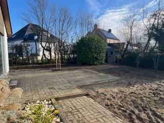 ** BOEK JE BEZOEK ONLINE IN VIA WWW.IMMO3000.BE**<br />Deze prachtige gerenoveerde woning in Aarschot, gelegen op 1 km van de E314 en op 600m van het centrum en voldoet aan de normen van comfortabel en energiezuinig wonen. De EPC draagt het label B met 178kwh/m2.<br />De woning omvat een ruime living,een modern uitgeruste keuken met extra berging, 3 slaapkamers, nieuwe badkamer en 2 toiletten op het gelijkvloers.<br />Het pand is onderkelderd met berging en garage. Op het terrein zijn er ook nog 2 parkeerplaatsen aanwezig.<br />Het is zalig vertoeven in de zuidgerichte achtertuin met zeer groot terras, aansluitend op de living, waardoor men zalig tot rust kan komen.<br /><br />interesse ?<br /><br />Aarzel niet en neem contact met ons op !<br /><br /><br />Immo3000<br />Luc Van de Gaer<br />bivnr 515912<br />016603000<br />info@immo3000.be