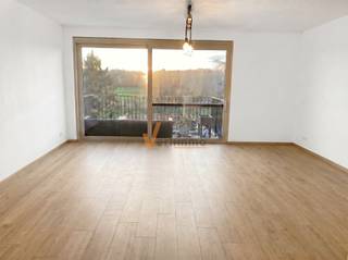 <p><span>MODERN APARTEMENT IN BRASSCHAAT - 85M² MET 2 SLAAPKAMERS</span></p><p><span> </span></p><p><span>Dit moderne appartement is gelegen in het groene en residentiële Brasschaat en biedt een ideale combinatie van comfort, stijl en functionaliteit. Met een bewoonbare oppervlakte van 85m² beschikt deze woning over alles wat u nodig heeft voor een aangenaam wooncomfort.</span></p><p><span> </span></p><p><span>INDELING EN RUIMTES</span></p><p><span> </span></p><p><span>Het appartement bestaat uit </span><span>2 slaapkamers</span><span> die beide goed van natuurlijk licht voorzien zijn. De </span><span>moderne open keuken</span><span> is volledig uitgerust met inbouwapparatuur en een centraal werkeiland, waardoor deze naadloos aansluit bij de woonruimte. </span></p><p><span>De woonkamer is bijzonder ruim en voorzien van grote raampartijen die veel daglicht binnenlaten en een soepele verbinding bieden naar het balkon met uitzicht op de omgeving.</span></p><p><span> </span></p><p><span>BADKAMER EN SANITAIR</span></p><p><span> </span></p><p><span>De badkamer is voorzien van moderne faciliteiten met een </span><span>inloopdouche </span><span>en houten wastafelmeubel. Naast de badkamer bevindt zich een </span><span>aparte gastentoilet</span><span>.</span></p><p><span> </span></p><p><span>Het appartement beschikt over een technische/was ruimte met </span><span>thuis batterij.</span><span> (zonnepanelen en vloerverwarming)</span></p><p><span> </span></p><p><span>BALKON EN BUITENRUIMTE</span></p><p><span> </span></p><p><span>Het balkon biedt een perfect plek om van het buitenlucht te genieten met uitzicht op de groene omgeving van Brasschaat.</span></p><p><span> </span></p><p><span>GARAGE EN PARKEREN</span></p><p><span> </span></p><p><span>Inclusief </span><span>in deze woning is een eigen </span><span>garage </span><span>en </span><span>extra 1 autostaanplaats.</span></p><p><span> </span></p><p><span>- beschikbaar vanaf 15 Juni 2026</span></p><p><span>- maandelijkse onkosten 60€ (verbruik gemeenschappelijke delen en poetsen traphal)</span></p><p><span>- zeer energiezuinig, zonnepanelen met thuis batterij.</span></p>