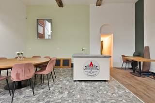 Uniek handelsgelijkvloers met 17de-eeuwse historiek.Bent u op zoek naar een commerciële ruimte met een ziel? Gelegen aan het levendige en...