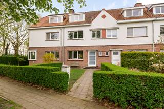 <p><span>Deze instapklare woning, gelegen in zeer gegeerde tuinwijk Interescaut, bevindt zich in een uitzonderlijk rustige en groene omgeving midden tussen de velden van de Rupelstreek. De woning werd sinds 2006 stelselmatig en grondig gerenoveerd maar de authentieke charme werd goed bewaard.</span></p>
<p><span>Indeling:</span></p>
<p><span>Gelijkvloers: inkomhal, lichtrijke leefruimte met prachtig zicht op de omliggende velden, aansluitend een volledig gerenoveerde keuken. Naast de keuken bevindt zich een praktische berging/wasruimte. Vanuit de keuken heeft u directe toegang tot de tuin met overdekt terras, ideaal georiënteerd op het zuidwesten, waar u in alle rust kan genieten van zon en natuur. Achteraan de tuin loopt een servitudeweg, wat het mogelijk maakt om de tuin ook langs achter te bereiken, handig voor fietsen!</span></p>
<p><span>Eerste verdieping: twee ruime, gerenoveerde slaapkamers en één kleinere éénpersoonskamer. verder is er nog een douchekamer.</span></p>
<p><span>Tweede verdieping: momenteel ingericht als één zeer ruime kamer, maar dankzij de aanwezigheid van twee toegangen vanuit de nachthal kan deze eenvoudig opgesplitst worden in twee volwaardige slaapkamers. er is nog een aparte technische ruimte.</span></p>
<p><span>Kelder: de woning beschikt over een grote, hoge en droge kelder, kan pefrect dienen als hobbyruimte of werkplaats.</span></p>
Bijzonderheden:<br />- EPC C<br />- Asbest veilig<br />- Prachtige locatie<br />- Gerenoveerd<br /><br />Vg, Wg, Gmo, Gvkr, VV. Geen overstromingsgevoelig gebied