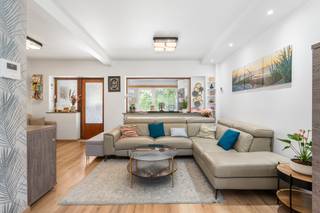 [[ DIT PAND NEEMT DEEL AAN DE ERA OPEN HUIZEN DAG OP 13/6 VAN 9:30 TOT 10:30 ]] 
<p><strong>Te koop: halfopen woning in de Valerius de Saedeleerstraat, rustig gelegen nabij het centrum van Vilvoorde.</strong></p><p>Deze woning uit 1966 bevindt zich in een residentiële straat op de stadsrand, met scholen, openbaar vervoer, park en treinstation op korte afstand. Dankzij de conforme elektrische installatie en het EPC-label D is er geen renovatieverplichting. De ligging combineert rust met een vlotte verbinding naar invalswegen.</p><p><strong>Belangrijkste ruimtes:</strong></p><p>• Ruime woonkamer (32,2 m²) met veel lichtinval</p><p>• Keuken (17,6 m²) met keramische kookplaat, oven, dubbele spoelbak en ontbijthoek</p><p>• Badkamer (5,2 m²) met ligbad, toilet en dubbele wastafel</p><p>• Drie slaapkamers (7,6 m², 13,2 m² en 9,9 m²)</p><p>• Tuin (120 m²) ideaal voor ontspanning</p><p>• Garage (18,3 m²)</p><p>• Zolder (21 m²) bereikbaar via vlizotrap</p><p>• Terras en kelder</p><p><strong>Troeven:</strong></p><p>• Rustige straat nabij centrum Vilvoorde</p><p>• Elektrische installatie conform</p><p>• Geen renovatieverplichting (EPC D)</p><p><strong>Neem vandaag nog contact op met Selena Perez y Latorre op +32 2 335 11 13 voor een bezoek.</strong></p><p>JOUW DROOMHUIS. ZO GEVONDEN!</p>