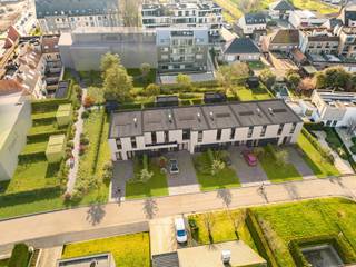In een rustige, doodlopende straat in het hart van Knesselare bevindt zich De Clessenaer: een kleinschalig nieuwbouwproject van slechts zes moderne woningen. Dit project is ideaal voor wie comfortabel en toekomstgericht wil wonen in een groene, kindvriendelijke omgeving, met alle dagelijkse voorzieningen binnen handbereik.

Ook op vlak van energiezuinigheid scoort De Clessenaer sterk. De woningen worden uitgerust met moderne technieken zoals zonnepanelen en efficiënte verwarmingsoplossingen, wat resulteert in een laag energieverbruik en een aangenaam binnenklimaat het hele jaar door. Aankoop aan 6% btw is mogelijk onder de geldende voorwaarden.

Dankzij de centrale ligging zijn Gent en Brugge vlot bereikbaar, terwijl je toch geniet van de rust en charme van het dorpsleven. De Clessenaer is de perfecte keuze voor gezinnen en koppels die op zoek zijn naar kwalitatief nieuwbouwcomfort in een aangename woonomgeving.

Deze ruime woning beschikt over een lichtrijke leefruimte met open keuken en toegang tot het terras. Op de verdieping bevinden zich vier slaapkamers, een badkamer en een apart toilet. Ideaal voor gezinnen die extra ruimte en comfort zoeken.
