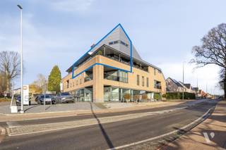 Instapklare, moderne penthouse-duplex met overvloedige lichtinval, garage en bergingGelegen op de bovenste verdieping van een verzorgd gebouw met...
