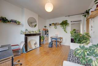 <p><strong>Een studio met ziel, licht en onverwachte ruimte</strong></p>
<p><strong>In de geliefde Hof ter Bekestraat - een buurt met prachtige gevels, veel warmte en een heerlijk stadsritme - vind je op een bovenste verdieping een studio die meer is dan een studio. Voor deze studio zoeken we een investeerder. Deze stek is charmant, karaktervol en verrassend ruim, dankzij de indeling én de details die dit pand zo uniek maken. Benieuwd? Kom binnen…</strong></p>
<p></p>
<p><strong>Binnenkomen met een praktische start</strong></p>
<p>Je bereikt de studio via de trap, en meteen bovenaan vind je de badkamer. Een slimme indeling: douche, lavabo en toilet netjes samen, dicht bij de inkom. Rechts daarna is er een handige aansluiting voor je wasmachine. Geen gedoe, geen improvisatie: gewoon een praktische plek die mooi wegvalt uit de leefruimte.</p>
<p></p>
<p><strong>Een leefruimte vol charme</strong></p>
<p>Wanneer je de studio binnenwandelt, openbaart zich een sfeervolle leefruimte met houten vloeren die de hele verdieping warmte geven. De authentieke sierschouwen herinneren je eraan dat dit geen klassieke nieuwbouwstudio is, maar een plek met ziel. Het licht komt zacht naar binnen en maakt het geheel nog gezelliger.</p>
<p></p>
<p><strong>Links koken, rechts slapen</strong></p>
<p>De keuken ligt links: een keitof, compact keukentje met ijskast en elektrisch vuur. Net wat je nodig hebt voor dagelijks comfort, op een plek die gezellig én functioneel is. Rechts bevindt zich de slaapkamer. En die is groter dan je verwacht. Dit is geen hoekje met een bed, maar een echte kamer: afgelijnd, rustig en ruim genoeg om je meubels neer te zetten zonder te puzzelen.</p>
<p></p>
<p><strong>Studio, maar met luxe van echt wonen</strong></p>
<p>Dankzij de authentieke vloeren, de mooie schouwen en de aparte slaapkamer voelt deze studio als een mini-appartement: ideaal voor wie graag compact woont zonder in te boeten op charme of ruimtegevoel. En ja, ook hier werd een nieuwe gascondensatieketel geplaatst. Warm, efficiënt en klaar voor zorgeloos gebruik.</p>
<p><br /><strong>Verliefd? <u>Info@ugly.be</u></strong></p>