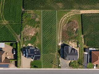 Avez-vous déjà des plans en tête pour la maison de vos rêves ? Construisez votre nouvelle maison à la carte sur ce terrain à bâtir exclusif de 879,61 m² à Klein Nazareth, De Pinte. Cette commune rurale allie calme et verdure à une accessibilité facile via l'E17 et la gare, à seulement 7 km de la ville animée de Gand.<br />Concevez votre maison idéale en toute liberté et choisissez le niveau de finition : de la construction en coque étanche au vent et à l'eau jusqu'à la construction clé en main entièrement finie. Profitez de la proximité du Parkbos, des commodités locales telles que les supermarchés, les restaurants et les cafés, et d'une communauté durable et prospère.<br />Contactez-nous dès aujourd'hui pour plus d'informations ou une visite sur place !