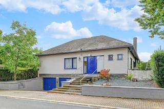 Ontdek deze recent gerenoveerde woning met 6 slaapkamers, 2 badkamers, vloerverwarming en zonnepanelen met thuisbatterij. Geniet van comfort en...