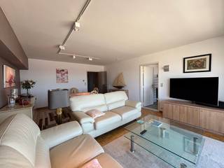 Op zoek naar een comfortabel en recent appartement vlak bij zee? Dan is dit stijlvolle gemeubeld tweeslaapkamerappartement op de negende...