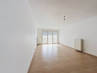 In de Koninklijke Baan te De Panne vinden we dit lichtrijk appartement (50m²) met 1 slaapkamer te huur. Het appartement is centraal gelegen, op wandelafstand van het centrum en de zee!INDELING> Gelijksvloers:- Woonkamer - Slaapkamer- Keuken- Badkamer met douche, wasmeubel- Toilet- BergingTROEVEN:- TOPlocatie, op wandelafstand van het strand en winkels- EPC ABen je geïnteresseerd in dit pand te huur in De Panne? Ga naar de website www.dewaele.com, klik op het pand dat je wenst te huren. Via de rode knop "vraag je bezoek aan" vragen we u kort een profiel in te vullen. Daarna nemen we contact op voor een bezoek. Telefonisch kunnen er geen afspraken gemaakt worden.