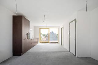 Deze triplexwoning heeft een aparte inkom aan de Stationsstraat en verrast met een moderne en innovatieve indeling. <br /><br />De leefruimte in loftstijl bevindt zich op de tweede verdieping en biedt een open en lichtrijke beleving, met een aansluitende leefkeuken en een extra grote berging. Hier bevindt zich ook een derde toilet, wat het comfort compleet maakt. Het zuidgerichte terras is zijdelings afgeschermd voor optimale privacy.<br /><br />De woning beschikt over twee volwaardige slaapkamers: één op het gelijkvloers en één op de eerste verdieping. Beide slaapkamers zijn ruim genoeg voor een dubbel bed en een dressingkast en hebben elk een badkamer met dubbele wastafel, douche en toilet.<br /><br />Dankzij de flexibele indeling is deze woning geschikt voor een gezin, koppel, maar ook ideaal voor co-housing of eventueel iemand met een zelfstandige activiteit.<br /><br />Extra troef: een zeer ruime garage (aan te kopen voor €40.000,-), gelegen in de Ambachtsstraat. Deze biedt plaats aan een wagen, fietsen, afvalcontainers én heeft de mogelijkheid tot aansluiting van een laadpaal, rechtstreeks verbonden met de meterkast van de woning.<br /><br />*Vloerverwarming mét vloerkoeling, warmtepomp en zonnepanelen inbegrepen<br />*E-peil 10 (ver onder de norm), wat betekent: 5 jaar vrijstelling van onroerende voorheffing<br />*Mogelijkheid aankoop aan 6% BTW.