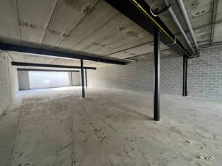 Dit commercieel gelijkvloers, geschikt voor kantoor of dienstverlenende activiteiten, bevindt zich op een uiterst gunstige en zichtbare locatie in Kapellen, op een steenworp van het centrum van Stabroek en Putte. De handelsruimte beschikt over een bruikbare vloeroppervlakte van ca. 175 m². Dankzij de gevelbreedte van 7 meter geniet je zaak van een uitstekende visibiliteit in het straatbeeld. De grote raampartijen aan de achterzijde zorgen bovendien voor veel natuurlijke lichtinval en geven uit op een aangename buitenruimte. Het gelijkvloers wordt aangeboden in casco toestand, waardoor je de unit volledig naar eigen wens en noden kan inrichten. Ideaal voor kantoorruimte, vrij beroep of dienstverlenende activiteiten. Interesse? Aarzel niet om ons te contacteren voor een bezoek ter plaatse of een afspraak op kantoor.