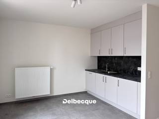 Op zoek naar een moderne en instapklare woonst in het hart van Brugge? Dit prachtig gerenoveerde duplexappartement combineert hedendaags wooncomfort met de charme van wonen in de historische binnenstad.<br /><br />Het appartement beschikt over een volledig private inkom met ruimte om fietsen te stallen. Op de eerste verdieping bevindt zich een aangename leefruimte met een moderne, volledig ingerichte keuken. Vanuit de leefruimte heb je toegang tot het zonnige terras. Op deze verdieping is eveneens een gastentoilet aanwezig.<br /><br />De tweede verdieping omvat twee comfortabele slaapkamers en een stijlvolle badkamer met inloopdouche en lavabomeubel. De woonst werd volledig gerenoveerd.<br /><br />Een absolute troef is de topligging in hartje Brugge, op wandelafstand van winkels, horeca en alle voorzieningen. Bovendien zijn er geen gemeenschappelijke kosten.<br /><br />Een ideale woonst voor wie op zoek is naar modern, comfortabel en rustig wonen op een unieke locatie in het centrum van Brugge.<br /><br />De woning wordt op dit moment volledig afgewerkt en zal instapklaar zijn. EPC in opmaak (in afwachting van klaar zijn van alle werken).