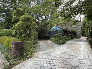 Deze karaktervolle en bijzonder ruime woning combineert comfortabel wonen met professioneel gebruik dankzij het kantoor met aparte inkom — ideaal voor een vrij beroep of thuiswerk.<br /><br />Via de privé-inkomhal met gastentoilet en vestiaire komt u in de ruime leefruimte met gezellige gashaard en ingemaakte kasten.<br />De woning beschikt verder over een keuken met eetplaats, een praktische bijkeuken en een hobbyruimte met douche achteraan, grenzend aan de prachtige tuin.<br /><br />Op de eerste verdieping bevinden zich 3 volwaardige slaapkamers en een ruime badkamer uitgerust met dubbel lavabomeubel, douche, ligbad en sauna.<br /><br />Buiten geniet u van een uitzonderlijk mooie tuin met terras, een ruime oprit, dubbele garage en carport.<br /><br />Algemene info:
<ul>
<li>Grondoppervlakte: 1.344 m²</li>
<li>Bewoonbare oppervlakte: 286 m²</li>
<li>EPC: 649 kWh/m²</li>
<li>KI: €1.551</li>
<li>Bouwjaar: 1967</li>
<li>Goede bereikbaarheid</li>
<li>Winkels, openbaar vervoer en voorzieningen in de onmiddellijke omgeving</li>
</ul>
Ideale combinatie van wonen, werken en ruimte!<br /><br />Interesse? Contacteer ons voor meer informatie of een bezoek.