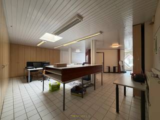 <strong>STRATEGISCH GELEGEN KANTOOR- OF PRAKTIJKRUIMTE (120M²)</strong> met hoge visibiliteit en <strong>FLEXIBELE INDELINGSMOGELIJKHEDEN</strong>, ideaal voor wie op zoek is naar een commerciële ruimte op een <strong>NABIJ DE E40 RICHTING GENT EN BRUSSEL</strong>. Deze veelzijdige ruimte biedt een <strong>FUNCTIONELE WERKOMGEVING</strong> en kan volledig naar <strong>EIGEN WENS</strong> ingericht worden, waardoor ze geschikt is voor <strong>DIVERSE PROFESSIONELE ACTIVITEITEN</strong> zoals een <strong>KANTOOR, PRAKTIJK OF DIENSTVERLENENDE ACTIVITEIT</strong>. Bij het betreden komt u in de inkomhal die toegang geeft tot een ruime <strong>OPEN WERKRUIMTE</strong>, aangevuld met een aparte keuken en toilet voor extra comfort. Een bijkomende troef is de aanwezigheid van een <strong>PUBLIEKE LAADPAAL</strong> op de parking, waarvan de <strong>OPBRENGST</strong> ten goede komt aan de huurder, evenals de <strong>INSTALLATIE VAN 17 ZONNEPANELEN</strong> die bijdragen aan een energiezuinige werking.<br />Bovendien bestaat de mogelijkheid om de <strong>BOVENVERDIEPING BIJ TE HUREN</strong>, wat extra ruimte en groeipotentieel biedt voor uw onderneming.<br /><br /><br />Adres: Stationsstraat 68 - 9450 Haaltert<br />Onmiddellijk beschikbaar<br />Huurprijs: €800/maand<br />EPC: EPC B