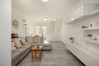 Dit huis met 4 slaapkamers is de ideale kans voor starters, gezinnen of investeerders die een woning naar eigen hand willen zetten.<br /><br />De indeling van het huis ziet er als volgt uit:<br /><br />Gelijkvloers:<br />- Lichte en open leefruimte met aansluitend een functionele, vernieuwde keuken.<br />- Achteraan bevindt zich de badkamer met douche cabine, wastafel, toilet en aansluiting voor wasmachine.<br /><br />Verdiepingen & Zolder:<br />- 4 kamers die flexibel ingevuld kunnen worden als slaapkamers, hobbyruimte of thuiswerkplek. <br /><br />Kelder:<br />Deels onderkelderd, ideaal voor extra berging.<br /><br />Een ideale opportuniteit voor wie op zoek is naar een compacte, maar verrassend ruime woning op een uitstekende locatie!<br /><br />Wenst u meer informatie of een bezoek aan de woning? Neem dan zo snel mogelijk contact met ons op. Tot binnenkort!<br /><br />Bestuursmaatregelen in het maatregelenregister: nee