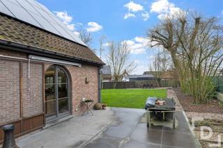 Prachtige villa met grote tuin te koop in Poperinge.In de Westouterstraat te Poperige vinden we deze villa op een perceel van 1167m².Deze woning...