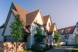 Prachtige halfopen nieuwbouw villa in de verkaveling Zoute Schorre.Indeling van de nieuwbouw villa:Inkomhal met gastentoilet en vestiaire. Grote...