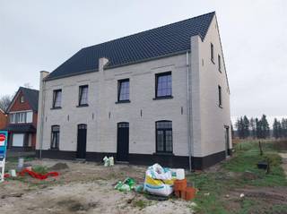 Prachtige nieuwbouwwoning van 190 m² op zuid-oost gerichte grond (500 m²)Ontdek deze stijlvolle, energiezuinige woning in lichte gevelsteen met...