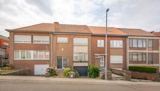 In de Gaston Eyskenslaan in Kessel-Lo, op een absolute toplocatie, presenteren we deze te renoveren bel-etagewoning op een perceel van 198 m² met een bewoonbare oppervlakte van 139 m². De woning biedt een bijzonder sterk potentieel voor wie op zoek is naar een project op een gegeerde locatie.<br />Op niveau -1 bevinden zich de kelder en de inpandige garage, ideaal voor stockage, hobbyruimte of praktische toegang tot de woning. Op niveau 1 treft u de leefruimte en keuken, met een aangename lichtinval en een logische indeling die uitnodigt tot een moderne herinrichting. <br />Op niveau 2 bevinden zich de drie slaapkamers en de badkamer, perfect als basis voor een comfortabele gezinsindeling.<br />De zolder biedt bovendien uitbreidingsmogelijkheden, waardoor een extra kamer of polyvalente ruimte eenvoudig kan worden gecreëerd. Met een EPB-score D en geen renovatieplicht vormt dit pand een echte opportuniteit: volledig te moderniseren naar eigen smaak, maar met een uitstekende structuur en ligging als fundament.<br />Een ideale kans voor wie een woning zoekt met potentieel, karakter en een toplocatie in Kessel-Lo. info@covas.be // 016 40 60 20 // www.covas.be