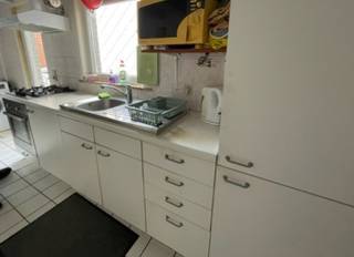 Kamer te huur in het centrum van Tielt<br /><br />Mooie kamer te huur in hartje Tielt. Je beschikt over een eigen kamer met toegang tot een gedeelde badkamer (voorzien van toilet, wastafel en douche).<br />De voorplaats, keuken en koer worden gedeeld met de andere bewoners.<br /><br />Belangrijk: Deze kamer kan enkel gehuurd worden als tweede verblijf en is dus niet geschikt als hoofdverblijfplaats.<br /><br />Alle verbruikskosten (water, elektriciteit, verwarming) zijn inbegrepen in de huurprijs.