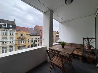 <p>BEZOEK GEWENST? Vraag uw bezoek eenvoudig online aan via www.immodavinci.be.<br /><br />Ligging<br /><br />Dit ruime appartement is uitstekend gelegen aan de Kortrijksesteenweg in Gent, op korte afstand van het Sint-Pietersstation. Dankzij de centrale ligging zijn openbaar vervoer, winkels, scholen, horeca en het centrum van Gent vlot bereikbaar. Ook de belangrijke invalswegen zijn eenvoudig bereikbaar. Een ideale locatie voor wie comfortabel en centraal wil wonen.<br /><br />Indeling<br /><br />Met een bewoonbare oppervlakte van maar liefst 110 m² biedt het appartement bijzonder veel ruimte en comfort. De ruime leefruimte sluit aan op de eetplaats en geniet dankzij de grote raampartijen van aangename lichtinval. Vanuit de leefruimte is er toegang tot het terras. De volledig geïnstalleerde keuken beschikt over alle nodige toestellen en aansluitend is er een praktische berging in het appartement.<br /><br />Het appartement beschikt over twee ruime slaapkamers en een badkamer uitgerust met zowel een bad als een douche. <br /><br />De ondergrondse staanplaats is bij te huren aan €85.<br /><br />Gemene lasten: 80 EUR/ maand<br />Voorschot verwarming: 80 EUR/maand<br />Elektriciteit en water apart<br />Beschikbaar vanaf 1 november, na uitvoering van de schilderwerken.<br /><br />Troeven<br /><br />110m² bewoonbare oppervlakte<br />EPC B <br />Locatie <br />Terras</p>