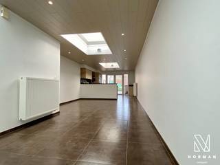 Het betreft een woning met een fijne inkom, apart toilet en douchekamer en trap naar het verdiep.Hierna komen we in de leefruimte. Een lang gestrekte...