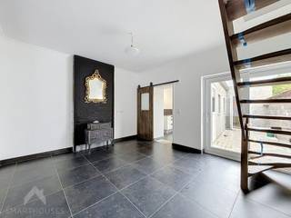<p>Deze volledig gerenoveerde halfopen woning combineert hedendaags wooncomfort met een warme, authentieke uitstraling. Een ideale thuis voor wie houdt van sfeer, ruimte en een gezellige tuin!<br /><br />Je komt binnen via de inkomhal met gastentoilet en ontdekt meteen de sfeervolle leefruimte met gezellige zit- en eethoek. Aansluitend bevindt zich de ruime keuken met directe toegang tot het terras. Er is voorziening voor een vaatwasser en koelkast.<br /><br />De karaktervolle badkamer beschikt over een moderne inloopdouche en lavabo. Daarnaast is er een praktische berging met wasplaats.</p>
<p>Buiten geniet je van een groene tuin met terras en handig zijpoortje. Op de eerste verdieping bevinden zich twee slaapkamers en een apart toilet. De tweede verdieping biedt een derde slaapkamer, ideaal als master bedroom, hobbyruimte of thuiskantoor.<br /><br />Een charmante, volledig gerenoveerde woning met karakter én comfort. Hier hoef je enkel nog je koffers uit te pakken!<br /><br />Extra troeven</p>
<ul>
<li>gerenoveerd in 2025</li>
<li>handig zijpoortje</li>
<li>leuke tuin</li>
<li>authentieke houten vloer</li>
<li>nabij belangrijke invalsweg, scholen en winkels</li>
<li>instapklaar</li>
</ul>
<p>Volgens een simulatie uitgevoerd door de EPC dienst, is het voldoende om de houtkachel te vervangen door een pelletkachel of gelijkwaardig om een EPC niveau D te bekomen.<br /><br />Deze woning is te koop ZONDER makelaar via het concept van Smart Houses. Wenst u verdere inlichtingen of een bezoek? Contacteer rechtstreeks de eigenaar via +32472475490</p>