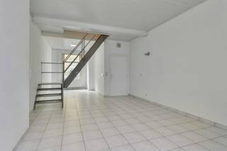 Ontdek dit gezellige huis te koop in het historische centrum van Brugge, gelegen in de rustige Witteleertouwersstraat. Dit huis beschikt over een EPC-label B en een conforme elektrische keuring.<br /><br />Dit vastgoed beschikt over een bruikbare vloeroppervlakte van 128 vierkante meter.<br /><br />Indeling (128 m²):<br />Glvl.; <br />- inkomhal met vestiaire mogelijkheid<br />- woonkamer<br />- eetkamer<br />- keuken<br />- badkamer, voorzien van inloopdouche, wastafel en toilet<br />- buitenruimte<br />- buitenberging met aansluiting wasmachine<br /><br />Eerste verdieping<br />- nachthal met apart toilet<br />- twee ruime slaapkamers<br /><br />Tweede verdieping<br />- slaapkamer<br /><br />Naast de drie slaapkamers, 128 vierkante meter bruikbare vloeroppervlakte en de uitstekende energetische score is de ligging een absolute troef. Dit pand staat te koop in de rustige Witteleertouwersstraat, op wandelafstand van lokale winkels, gezellige horeca en scholen. De bereikbaarheid van en naar het station van Brugge is uitstekend, en via nabijgelegen verbindingswegen verlaat u heel vlot de stad.<br /><br />Contacteer ons vandaag nog voor een bezoek.<br /><br />Bestuursmaatregelen in het maatregelenregister: nee