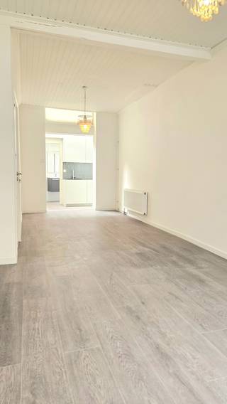 <br />Gelijkvloerse studio <br />Opgelet: gelieve voor een afspraak niet te bellen, maar een bericht te sturen via deze site, dankjewel<br /><br /><strong>KENMERKEN</strong><br />Eigen meters voor de nutsvoorzieningen.<br />Verwarming op gas.<br />EPC: D.<br />Beschikbaar: onmiddellijk.<br />Gemeenschappelijke kosten: 25 euro/maand (incl. schoonmaak en elektriciteit trappenhal).<br /><br /><strong>INDELING</strong><br />Leefruimte met open keuken.<br />Douchekamer met toilet.<br /><br /><strong>VOORWAARDEN</strong><br />Maximum 2 personen.<br />3 maanden huurwaarborg.<br />Ongeveer 210 euro voor plaatsbeschrijving.