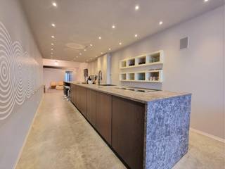 Offre unique : un immense appartement avec un fort caractère de loft de 271m² sur la digue de Heist. La propriété bénéficie d'une finition de très haute qualité et offre de nombreuses possibilités d'aménagement. Idéal pour les grandes familles qui aiment séjourner à la côte.<br /><br />Disposition :<br />- Hall d'entrée aménagé en premier salon,<br />- Très belle cuisine ouverte entièrement équipée, véritable cœur de la propriété,<br />- Coin salon,<br />- 3 chambres à coucher,<br />- Salle de bain avec douche à l'italienne et lavabo,<br />- Toilettes séparées,<br />- Pratique espace de rangement/technique<br />- Terrasse,<br /><br />Sous-sol pouvant être utilisé comme espace multifonctionnel (chambres supplémentaires, espace de loisirs, ...)