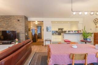 Dit recent gerenoveerde appartement is gelegen in de Plezantstraat te Sint-Niklaas, een centrale locatie op wandelafstand van het stadscentrum, winkels, scholen, openbaar vervoer en het station.<br /><br />Het appartement bevindt zich op de eerste verdieping en beschikt over een bewoonbare oppervlakte van <strong>105 m²</strong>, wat garant staat voor een aangenaam gevoel van ruimte en comfort.<br /><br />U betreedt het appartement via een bijzonder ruime inkomhal met voldoende plaats voor een vestiaire en een <strong>apart gastentoilet</strong>. Van hieruit komt u in de royale en lichtrijke leefruimte, waar grote raampartijen zorgen voor een overvloed aan natuurlijk licht. De <strong>mooie open keuken</strong> sluit naadloos aan op de leefruimte en creëert een gezellige, hedendaagse woonbeleving.<br /><br />Vanuit de leefruimte heeft u toegang tot een <strong>eerste terras</strong>. Het appartement beschikt over <strong>drie volwaardige slaapkamers</strong>, die allen uitgeven op een <strong>tweede zeer ruim terras</strong>.<br /><br />De <strong>stijlvol gerenoveerde badkamer</strong> is uitgerust met een inloopdouche, een dubbel lavabomeubel en aansluiting voor wasmachine.<br /><br />Daarnaast is er een <strong>autostaanplaats en kelderberging</strong> mee aan te kopen aan <strong>€15.000</strong>.<br /><br />Extra troeven: 
<ul>
	<li>Conforme keuring van de elektrische installatie</li>
	<li>EPC-label B</li>
	<li>Centrale ligging</li>
</ul>
Heeft u interesse in dit appartement? Neem contact op met emily@claves.be of bel 03 502 98 74. We nodigen u graag uit voor een persoonlijke rondleiding.<br /> 