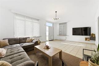<p><span>Zelden komen we in velden en wegen zo’n mooie gevel tegen. Wij houden van de gevarieerde boogvormige muuropeningen en de verschillende kleuren in het metselwerk. Binnen de woning loopt de living naadloos over in de eetkeuken, die is uitgerust met een vaatwasser en kookplaat, met ruimte voor een toekomstige oven. Dankzij de oriëntatie blijft de leefruimte vrij koel in de zomer. Het huis is voorzien van crèmekleurige aluminium ramen. Er is overvloedig veel bergruimte voorzien, in de vorm van een grote berging en een aparte grote wasplaats. De goed georiënteerde buitenruimte beschikt over een rechtstreekse toegang tot de Gemeentestraat, bijzonder praktisch wanneer u met de fiets thuiskomt. De woning telt 2 badkamers, één op het gelijkvloers, met toilet, bad en lavabo, plus een tweede badkamer op de eerste verdieping aan de master bedroom, met toilet en lavabo. Er zijn nu twee grote kamers en één kleinere aanwezig op de 1</span><span><sup>e</sup></span><span> verdieping, maar u kan onder het geïsoleerde dak desgewenst nog extra kamers inrichten. Omwille van de esthetiek, werden de originele trappen en deuren zo veel mogelijk behouden. De Gemeentestraat loopt naast de Grote Nete en het bijhorende fietspad (Kunststedenroute). Verderop in de straat, nabij het gemeentehuis, liggen zeer veel parkeerplaatsen, waar u veelal zonder schijf terecht kan met uw wagen.</span></p>