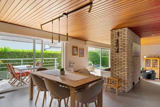Jaren 70-karakter met hedendaags wooncomfort<br /><br />Welkom in deze karaktervolle woning in de Lijsterlaan te Hemiksem, waar de typische stijl van de jaren 70 is versmolten met hedendaagse elementen. Dankzij de grote raampartijen geniet de woning doorheen de volledige dag van een aangename lichtinval en staat het contact met de zuid/zuidwest georiënteerde tuin centraal.<br /><br />Op het gelijkvloers zorgt de ruime inkomhal meteen voor een warm welkom, met aansluitend een praktische bureauruimte. Aan de andere zijde van de hal bevindt zich de volledig geïnstalleerde open keuken en ruime eetkamer. De gezellige zitruimte in de authentieke zitput vormt het hart van de woning.<br /><br />Op de eerste verdieping bevinden zich drie ruime slaapkamers en een royale badkamer, uitgerust met een douche, bad en dubbele lavabo. De slaapkamers hebben veel licht dankzij de grote ramen en geven toegang tot een balkon.<br /><br />De woning heeft veel extra bergruimte dankzij de grote stockagezolder en de ruime kelder. Buiten beschikt de woning over een ruime oprit voor meerdere wagens en een garage.<br /><br />Ook technisch is de woning helemaal mee: zonnepanelen, een thuisbatterij en een warmtepompsysteem zorgen voor een energiezuinige en toekomstgerichte woonoplossing.<br /><br />Een woning met ruimte, licht, karakter én hedendaags comfort in een doodlopende straat van een zeer rustige buurt.<br />Kortom, een unieke woning.<br />Interesse? Maak dan snel een afspraak via info@jamar.immo 03 435 31 33. <br />Vg, Wg, gmo, Gvkr, Gvv