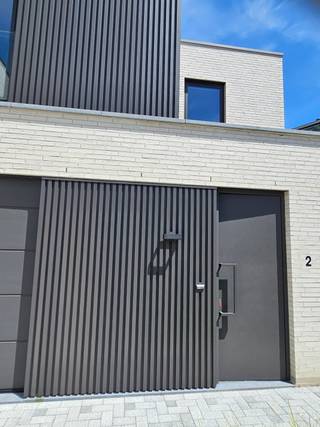 https://www.eribo.be/te-koop/ballingenweg-2-nieuwbouwwoning<br /><br />Harelbeke, stad aan de Leie, is een aantrekkelijke plek om te wonen. Naast het Stadspark hebben wij nog deze gezinswoning met tuin te koop. Deze woning is de ideale uitvalsbasis in het centrum van Harelbeke. Alles wat je nodig hebt, is er te vinden, vaak op wandelafstand. Van winkels voor al je inkopen tot gezellige terrasjes om even te verpozen. Van een streepje natuur in provinciedomein De Gavers tot een vleugje cultuur in CC Het Spoor.<br /><br />Deze woning in de Ballingenweg omvat:<br /><br />- 3 slaapkamers<br />- eigen garage<br />- aangelegde tuin met aparte ingang, oprit en terras.<br />- in detail afgewerkt met hoogwaardige materialen + voldoen aan de hedendaagse comforteisen, met veel aandacht voor thermische en akoestische isolatie<br />- inclusief schilderwerken!<br />- vloerverwarming, zonnepanelen, warmtepomp en vraaggestuurde ventilatie<br />- betaal gedurende 5 jaar lang GEEN onroerende voorheffing door het lage E-peil (E0)!<br />- grote ramen zorgen dan weer voor veel natuurlijke lichtinval en vergroten het ruimtegevoel in je woning<br />- waterontharder <br />- gelegen op een rustige locatie naast het Stadspark en op wandelafstand van de markt!<br /><br />Koop hier aan 6% btw en bespaar zo tot maar liefst €53.000!<br /><br />Wil jij hier graag wonen? Maak een afspraak voor meer informatie via ben@eribo.be of 0488/942.643.
