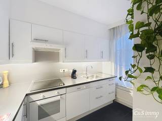 2 Slaapkamer appartement met terras (ca. 20m²) op de eerste verdieping in het centrum van St Job In't Goor. Lichtrijke woonkamer (ca. 44m²)...