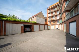 Ontdek dit lichtrijk appartement op de tweede verdieping in het centrum van Roeselare.De indeling is als volgt:. Ruime inkomhal. Woonkamer. Keuken...