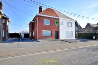 Deze halfopen bebouwing geniet van een centrale ligging tussen Zulte, Waregem en Deinze. Dankzij de nabijheid van de E17 geniet u bovendien van een vlotte verbinding richting Gent en Kortrijk.<br /><br />We betreden de woning langs een traditionele voorplaats die aansluit bij de woonkamer. Achterliggend is er de keuken en nog een ruime wasplaats en berging. Op de bovenverdieping zijn er 2 slaapkamers, een bureauruimte, een ruime overloop geschikt als dressing of extra slaapkamer die dan aansluit bij de badkamer. Via een vaste trap bereiken we de ruime zolderkamer die nog kan ingericht worden als extra slaapkamer. Verder is er nog een garage aanwezig.<br /><br />Meer info? Contacteer Kyamo De Smet: 0479 06 13 71 of kyamo@immoroman.be
