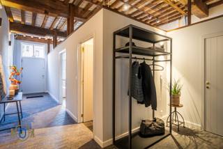 In het oog springend Brugs diephuistrapgevelwoning voorzien van meerdere architecturale accenten & onobstructief uitgevend op de...