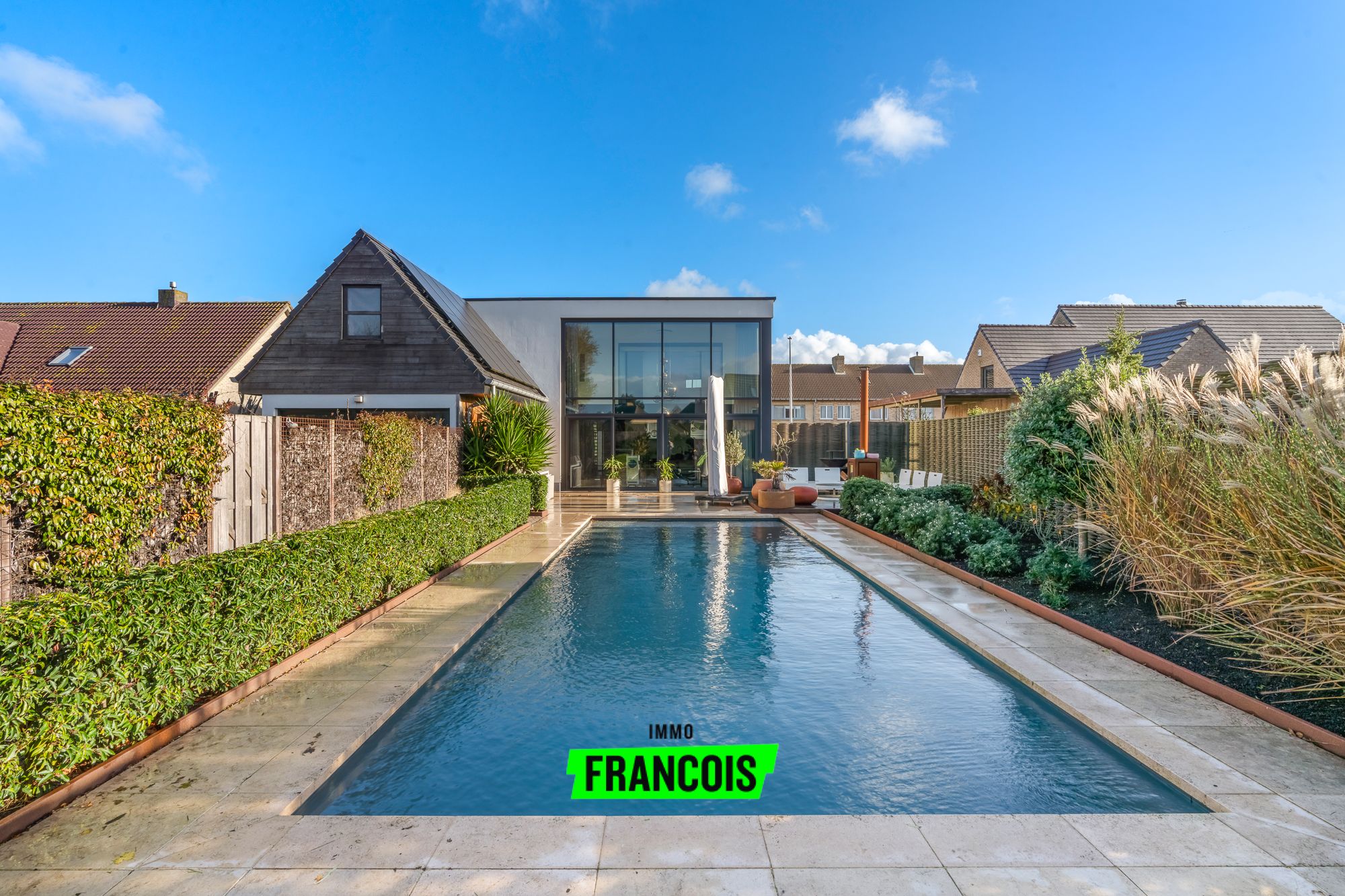 Exclusieve villa met bijhuis op toplocatie vlak bij zee te Bredene – 272 m² bewoonbare oppervlakte - foto 1