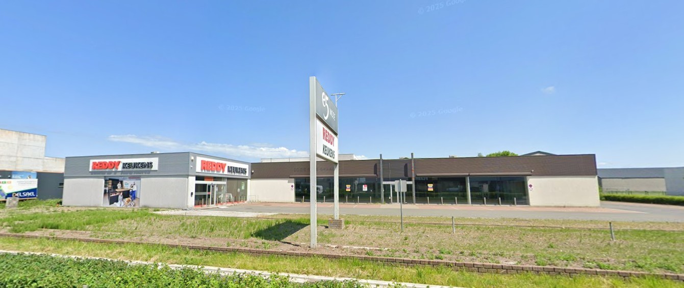 Commerciële gebouwen met sterke visibiliteit en 37 parkeerplaatsen - foto 1