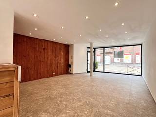 <p>SUPER GELEGEN OPBRENGSTEIGENDOM bestaande uit een HANDELSGELIJKVLOERS? en 2 appartementen met TERRASSEN, VERHUURD aan CORRECTE HUURDER: rendement van meer dan 6%! VOLLEDIG ONDERKELDERD. LIFT aanwezig, IDEALE OPBRENGSTEIGENDOM op een goeie LOCATIE. INDELING: handelsgelijksvloers: handelsruimte (nu restaurant) met keuken en ruim privéterras achteraan. 1ste verdieping: appartement met 2 slaapkamers, inkomhal, groot terras, leefruimte met open keuken, apart toilet en badkamer. 2de verdieping: appartement met 1 grote slaapkamer, inkomhal, leefruimte met open keuken, apart toilet en badkamer. Dakverdieping: ingerichte studio! INFO en PLANNEN: info@immobeguin.be of 0486 606 600</p>