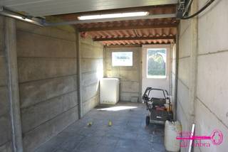 * Een gelijkvloers appartement met garage en tuintje in het centrum van Meulebeke* Garage met automatische sectionaal poort (afstandsbediening)*...