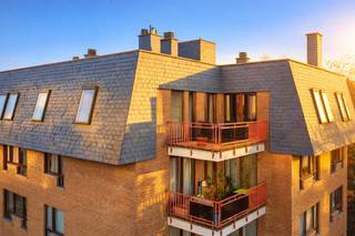 Een ruim en energiezuinig 2-slaapkamerappartement (90m² - EPC: C) met oa. een cosy leef-/woonkamer (30.00m²), zuid-terras (10m²) en kelder gelegen...